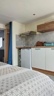 Quiet Studio with Private Parking - 0