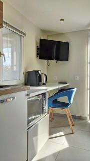 Quiet Studio with Private Parking - 5