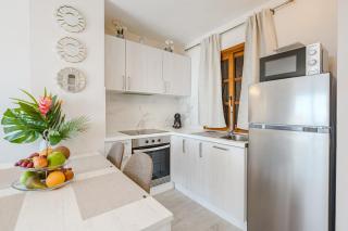 Stylish design w ocean & pool view, King size bed, Wifi,2 Smart Tv, street parking, 2 pools access - Adeje - 3