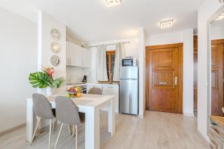 Stylish design w ocean & pool view, King size bed, Wifi,2 Smart Tv, street parking, 2 pools access - Adeje - 5