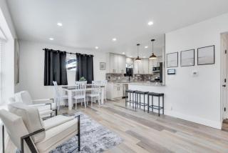 Cozy King suite- play room- hot tub - 1