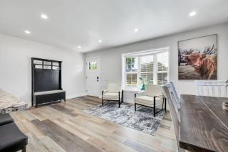 Cozy King suite- play room- hot tub - 4