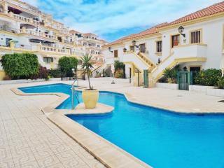 Stylish design w ocean & pool view, King size bed, Wifi,2 Smart Tv, street parking, 2 pools access - Adeje - 9