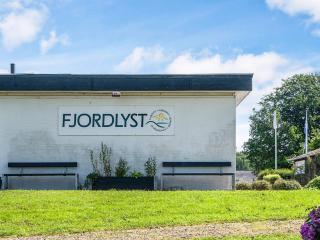 Splendid cabin in camping resort - 4