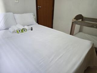 Edificio Hayannes - 1 - Quarto - 1-Banheiro - 1 Garagem Coberta - Maringá - 0