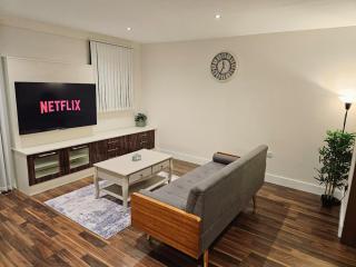Spacious 2-bedroom Flat, Edgware HA8 - Edgware - 0