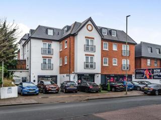 Spacious 2-bedroom Flat, Edgware HA8 - Edgware - 9