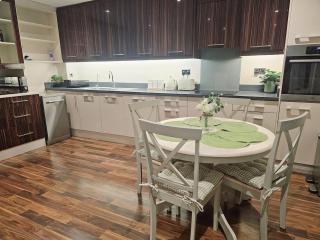Spacious 2-bedroom Flat, Edgware HA8 - Edgware - 8