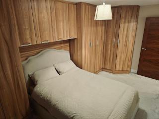 Spacious 2-bedroom Flat, Edgware HA8 - Edgware - 3
