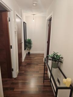 Spacious 2-bedroom Flat, Edgware HA8 - Edgware - 1