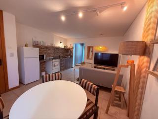 Hermoso departamento con balcón y cochera en el centro SMA Ñire31 Roca - 2