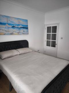 The Lake House Bungalow - Havering - 9