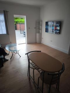 The Lake House Bungalow - Havering - 8