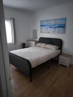 The Lake House Bungalow - Havering - 5