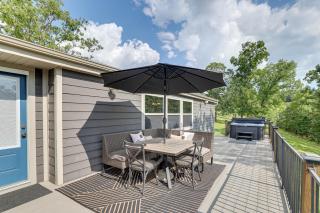 Outdoor Kitchen and Hot Tub Table Rock Lake House - Golden - 0