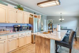 Outdoor Kitchen and Hot Tub Table Rock Lake House - Golden - 6