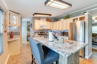 Outdoor Kitchen and Hot Tub Table Rock Lake House - Golden - 5