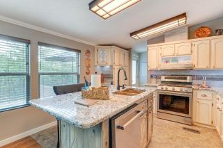 Outdoor Kitchen and Hot Tub Table Rock Lake House - Golden - 4