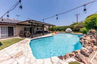 Sunny Poolside Oasis l 8 mins from Disneyland! - Anaheim - 0
