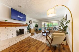 Sunny Poolside Oasis l 8 mins from Disneyland! - Anaheim - 4