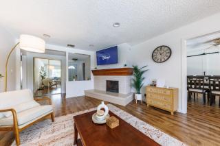 Sunny Poolside Oasis l 8 mins from Disneyland! - Anaheim - 3