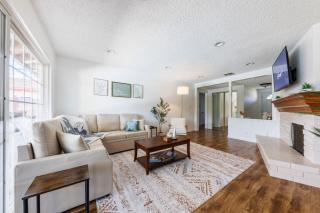 Sunny Poolside Oasis l 8 mins from Disneyland! - Anaheim - 2