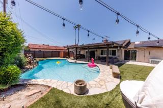 Sunny Poolside Oasis l 8 mins from Disneyland! - Anaheim - 9