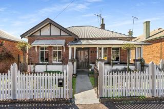 Incredible Location 2 Bed CBD Dream - 8