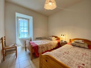 Gîte Charmant à Alleyrac: Randonnées, Nature et Confort Moderne - FR-1-582-66 - 6