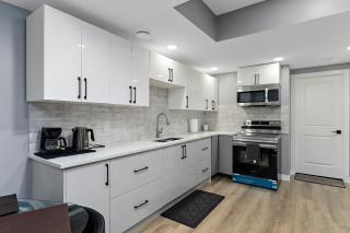 Blissful Nest - Cozy, Classy 2 Bedroom Private Suite Netflix, free Parking, 20 minutes to West Edmonton Mall and Airport - 5