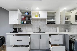 Blissful Nest - Cozy, Classy 2 Bedroom Private Suite Netflix, free Parking, 20 minutes to West Edmonton Mall and Airport - 6