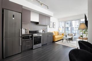 2br Luxury & Modern Suite 5 Minutes from Eaton Center - 3