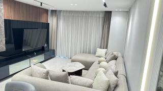 Luxury 1BR Apartment with Stunning View - Abū Rawwāsh - 2