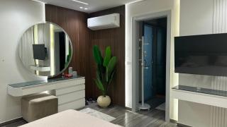 Luxury 1BR Apartment with Stunning View - Abū Rawwāsh - 0
