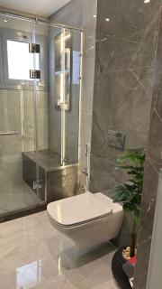 Luxury 1BR Apartment with Stunning View - Abū Rawwāsh - 6