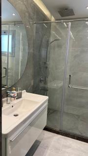 Luxury 1BR Apartment with Stunning View - Abū Rawwāsh - 5