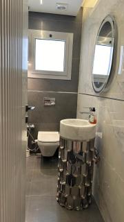 Luxury 1BR Apartment with Stunning View - 4