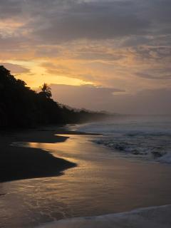 Black Beach Hostel - 9