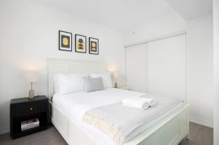 Luxury and Spacious Suite Steps To Eaton Center - 1