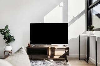 Bright and Modern 1BR Apt with Balcony and Parking - - 2
