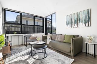 Bright and Modern 1BR Apt with Balcony and Parking - - 0