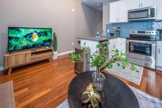 OTR 2 Lux Queen Beds Sleeps 5ppl Light Rail Wifi - 8