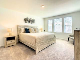 Modern 3BR Lakeview Townhouse with Console & Garage - Davenport - 7