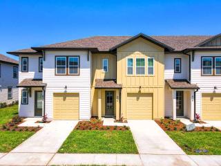 Modern 3BR Lakeview Townhouse with Console & Garage - 4