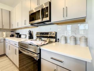 Modern 3BR Lakeview Townhouse with Console & Garage - 1