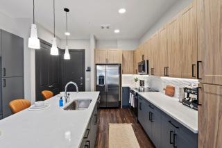 1BR Alongside Q2 and Domain With Pool, Gym and Free Parking - 2