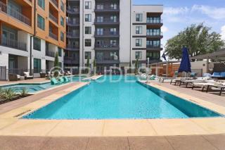 1BR Alongside Q2 and Domain With Pool, Gym and Free Parking - 8