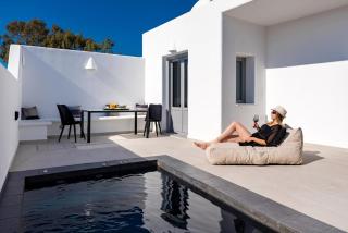 Thrilling Santorini Villa Villa Gauche 2 Bedrooms Furnished Sun Terrace With Private Heated Pool Perissa - Perissa - 3