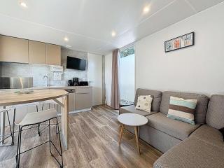 Mobil-home tout confort 6 pers, 3 ch, 2 sdb, piscine, à 200m de la plage, plein cœur de Jullouville - FR-1-361A-55 - 5