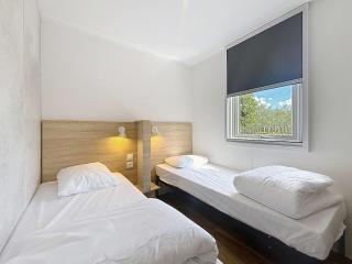 Mobil-home tout confort 6 pers, 3 ch, 2 sdb, piscine, à 200m de la plage, plein cœur de Jullouville - FR-1-361A-55 - 1